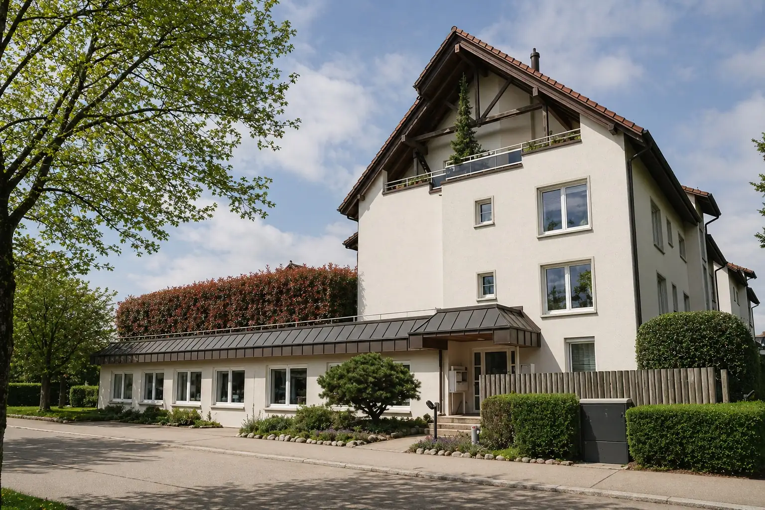 Gebäude Sonnenbergstrasse 41 in Schwerzenbach mit Eingang zur Praxis MAV Fusspflege