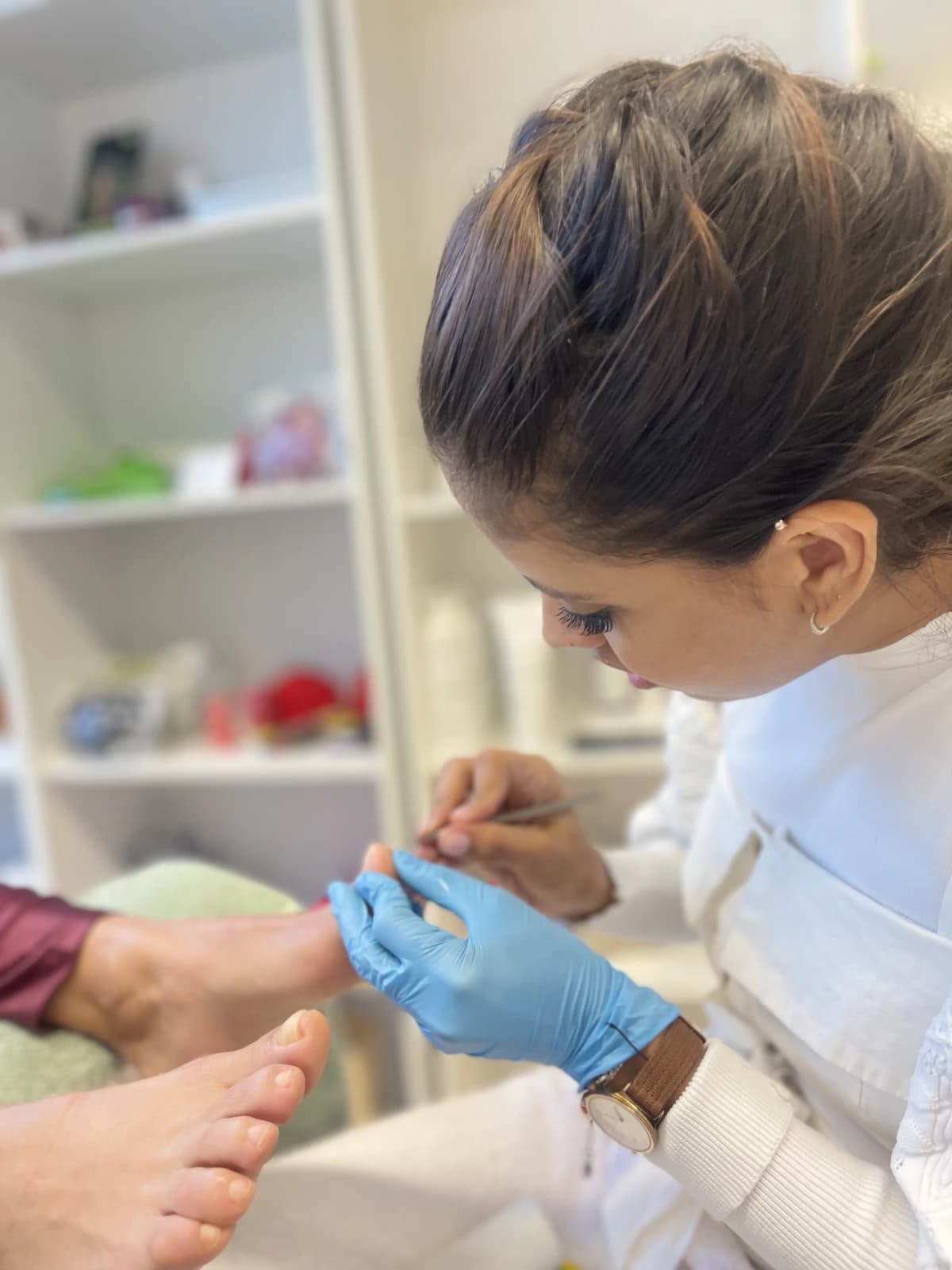 Yasmin De Souza Santos bei einer Fusspflege Behandlung